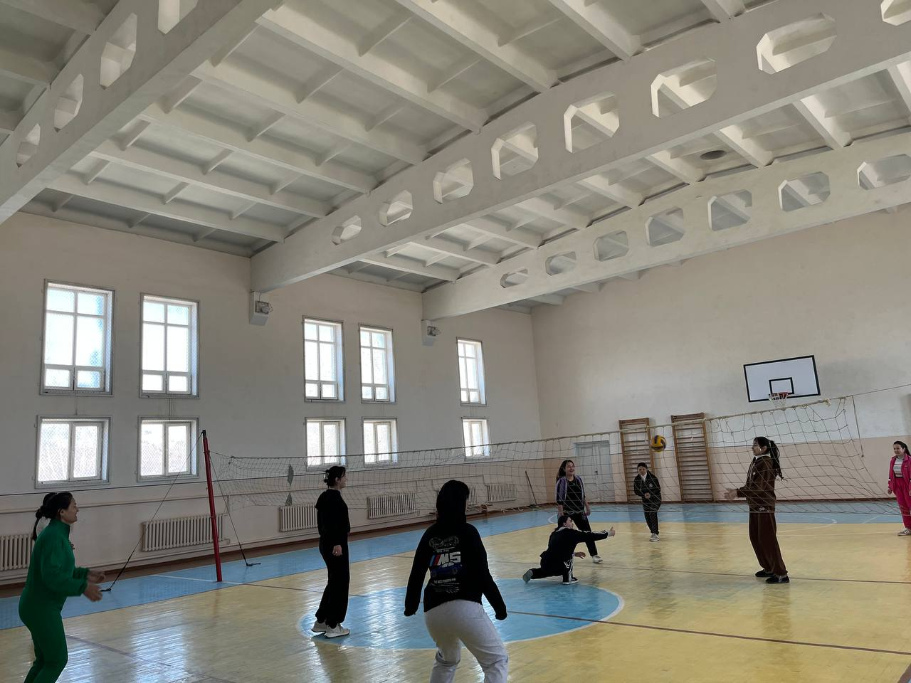 “Ayollarni e’zozlash” oyligi munosabati bilan 1-kurs o‘quvchi qizlari o‘rtasida voleybol musobaqasi tashkil etildi