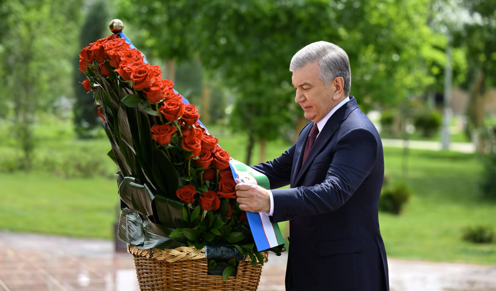 Prezident Shavkat Mirziyoyev Xotira va qadrlash kuni munosabati bilan G‘alaba bog‘iga tashrif buyurib, “Matonat madhiyasi” va "Millat fidoyilari" yodgorliklari poyiga gulchambar qo‘ydi